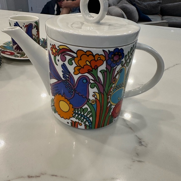 Villeroy and boch Acapulco set tea pot and 4 cups w saucer one saucer missing ! - Picture 5 of 5